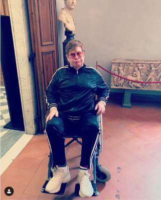 Элтон Джон оказался прикован к инвалидной коляске